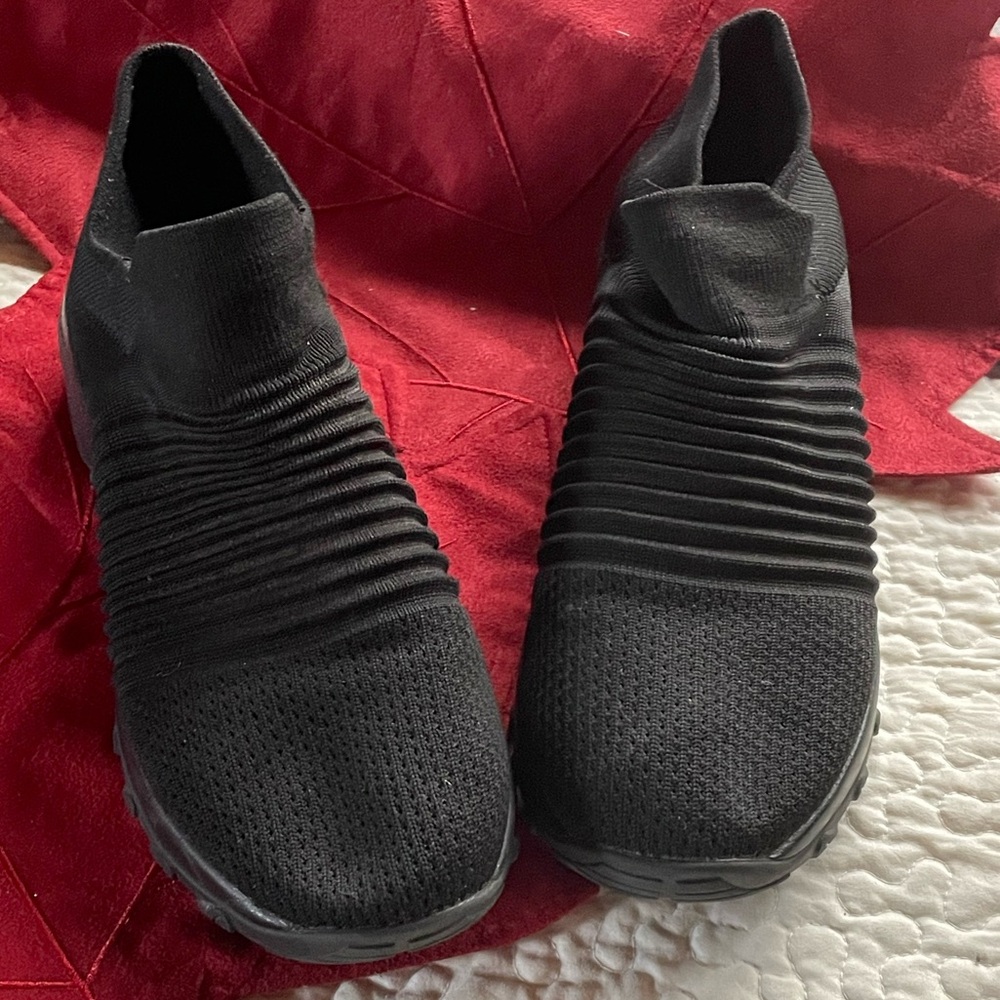 STW slip on sneakers running type tennis shoes! Preowned size 8.5